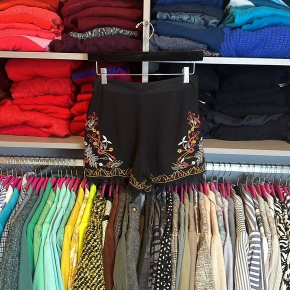 Willow & Clay black with brown/yellow/white embroidery shorts size 0 - Picture 3 of 3